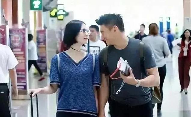 刘诗诗吴奇隆机场十指相扣，低调现身，甜蜜爆棚