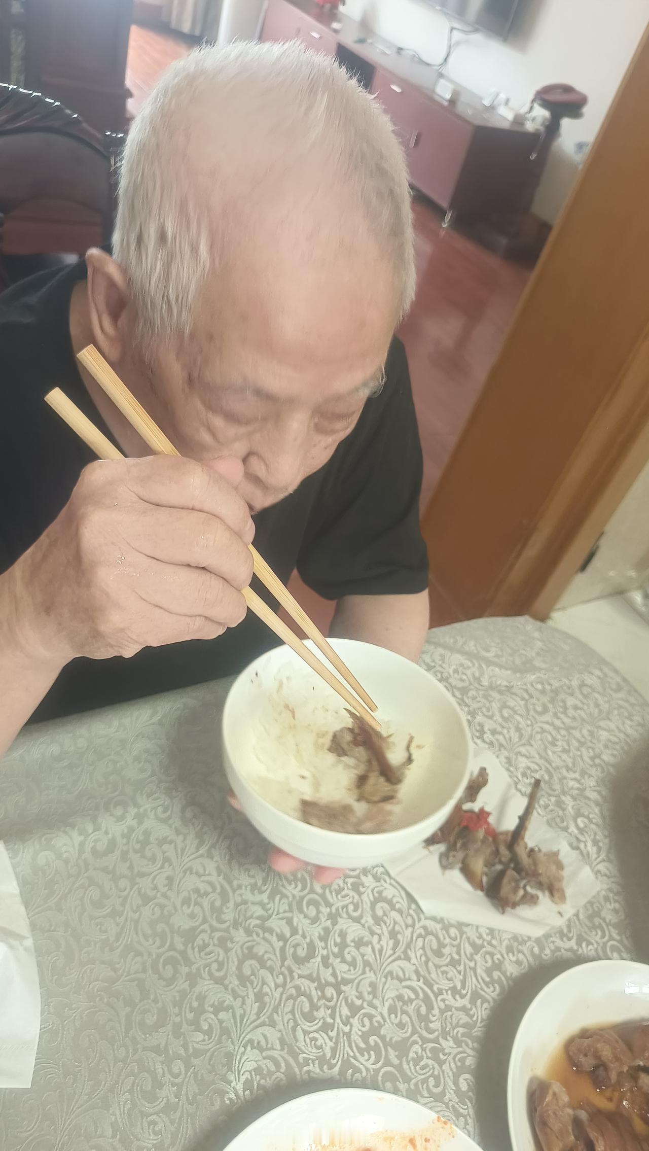 97岁老人顿顿吃肉身体硬朗，吃肉竟是长寿秘诀？看看我97岁老父亲，端着米饭配卤