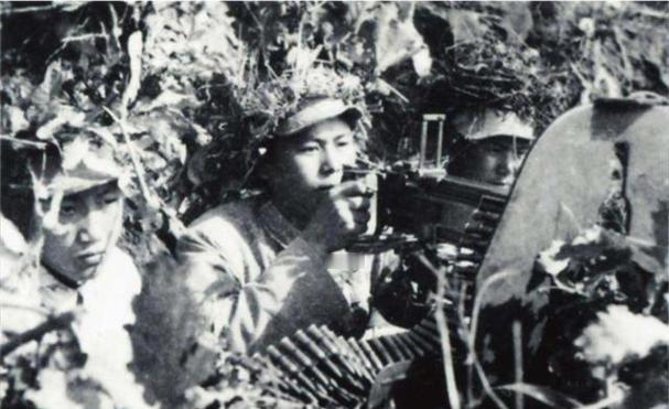 1951年，美军飞机低空扫射我军阵地，一个急红眼的战士端起机枪往天上射了14枪，