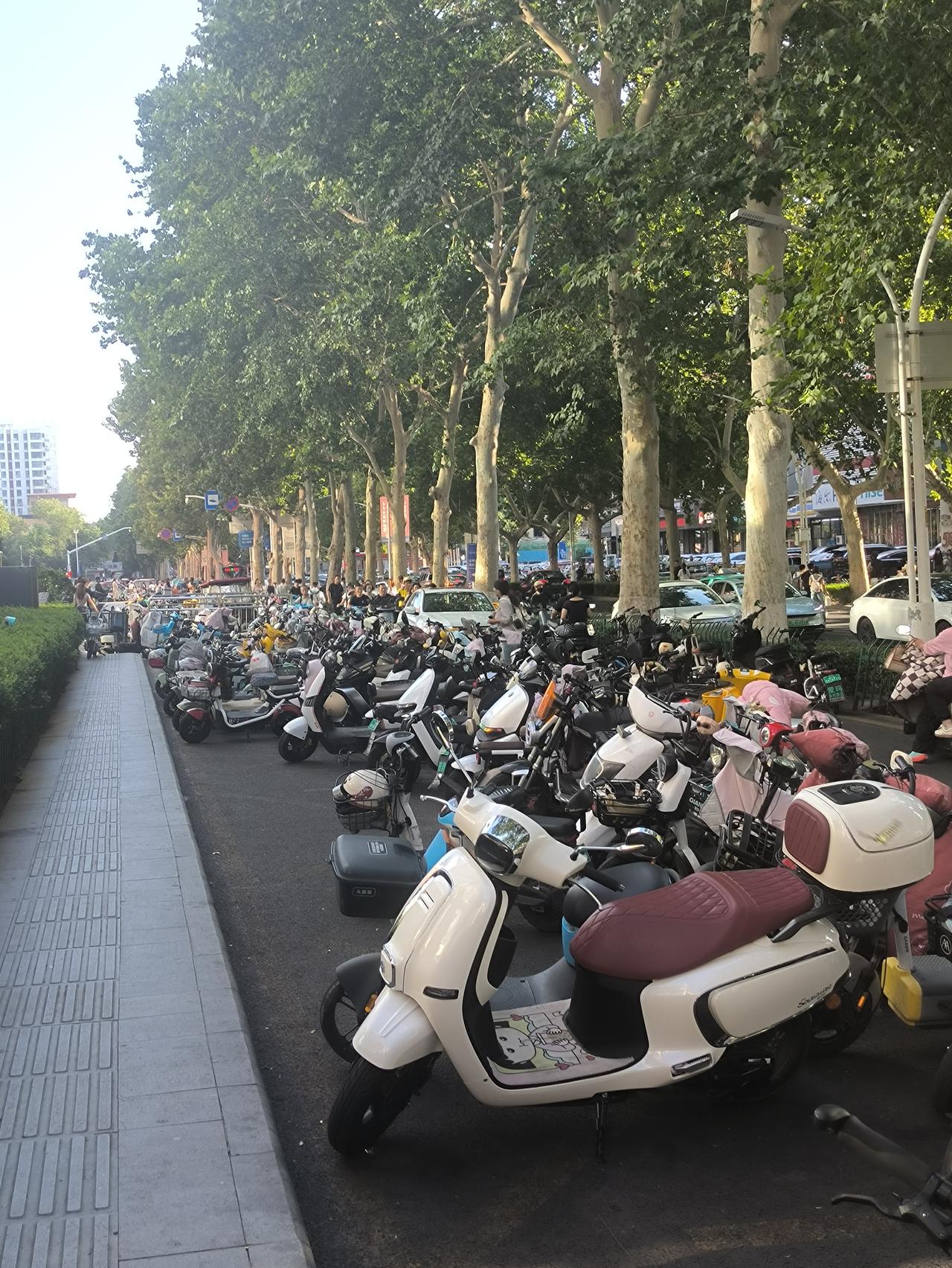 淄博市张店区万象汇附近道路畅通无阻。路西边是大量的机动车，路东边是大量非机动车