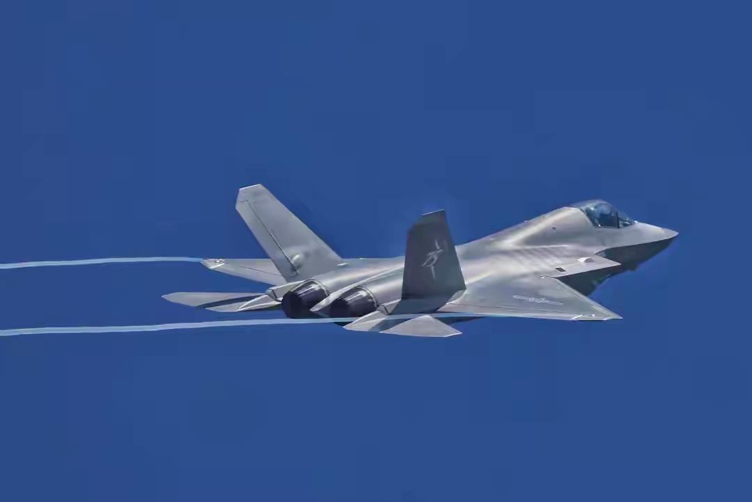 官媒公布三款新型舰载机完成在福建舰弹射起飞，地表最强舰母成军今天央视公布己到