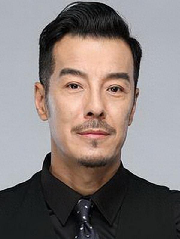 父亲是央视领导，他却偏不当关系户，娶二婚妻子，46岁才走红，这个男人叫于鹏——后
