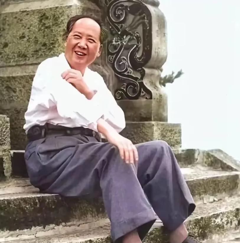 毛主席爬山中途休息，席地而坐，非常接地气的主席，特别经典的镜头，温馨的画面！五