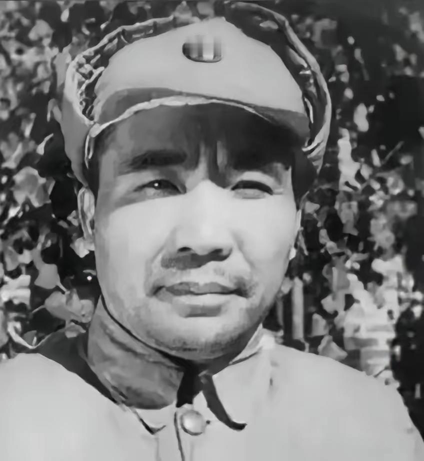 王耀武得知手下俘虏了一个红军师长，兴冲冲的跑过去准备审讯，可当他看到这位红军师长