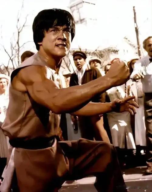 成龙刚出道跑龙套的时候经常演死尸，同行很多人导演刚喊开机就开始闭气，等到真正开始