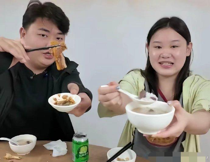现在的好事者太多了无聊的人也太多了全红婵的哥哥全进华与张家齐一起卖农产品两