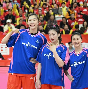 CBA每年向女篮补贴5000万。据媒体人付政浩透露，自2017年篮协将CBA运营