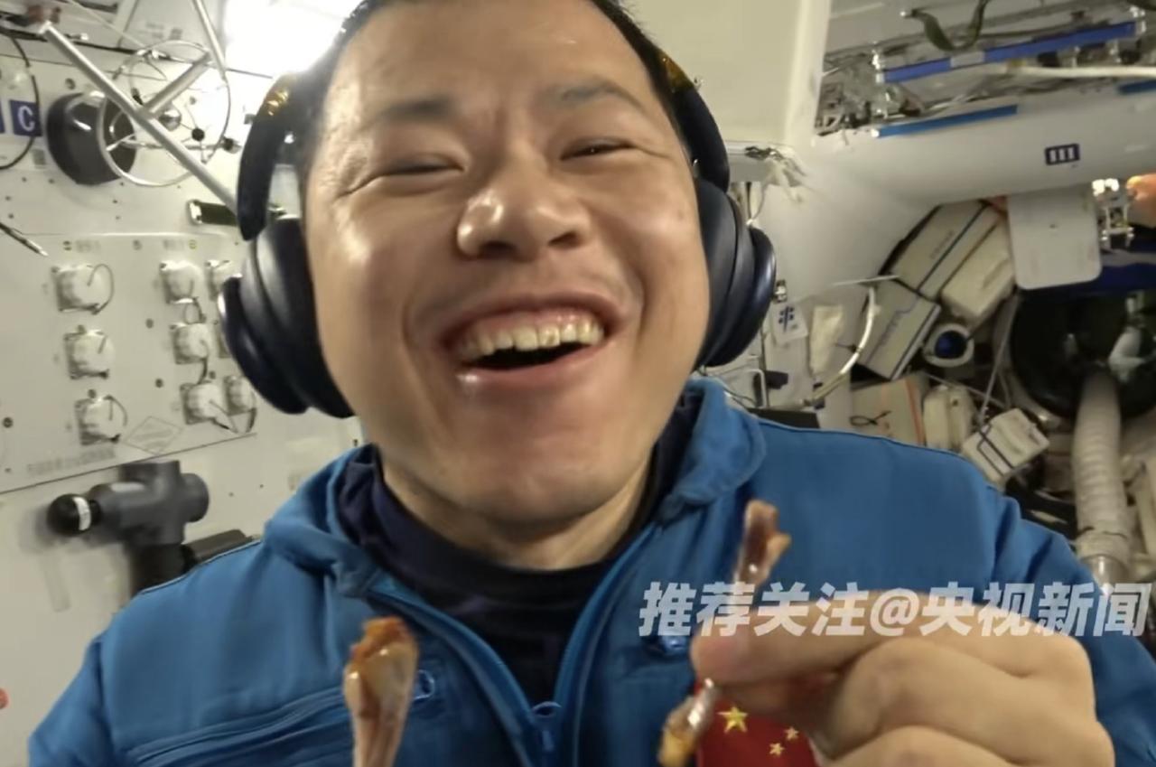 这顿太空烧烤，真的太香了。王杰吃的，那叫一个开心；而陈冬吃的，那是津津有味。