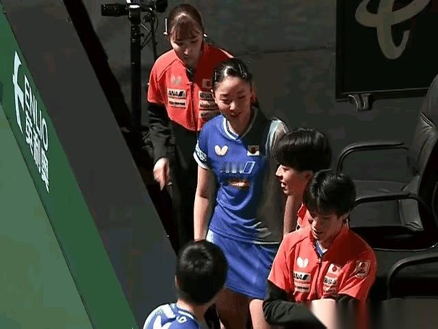 就那个瞬间，真的，一下子就把人的格局看明白了。姐姐主动过去，轻轻碰了下肩膀，想