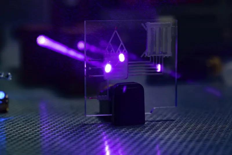 量子密钥分发芯片网络未来前景一片光明。2026年2月，北大团队发布“未名量子芯网