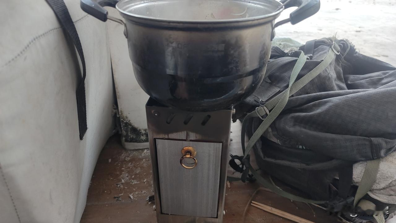 新买的柴火炉第一用，早上吃剩的面片，加上两条小鲫鱼，三条小罗非煮的汤，没有加辣也