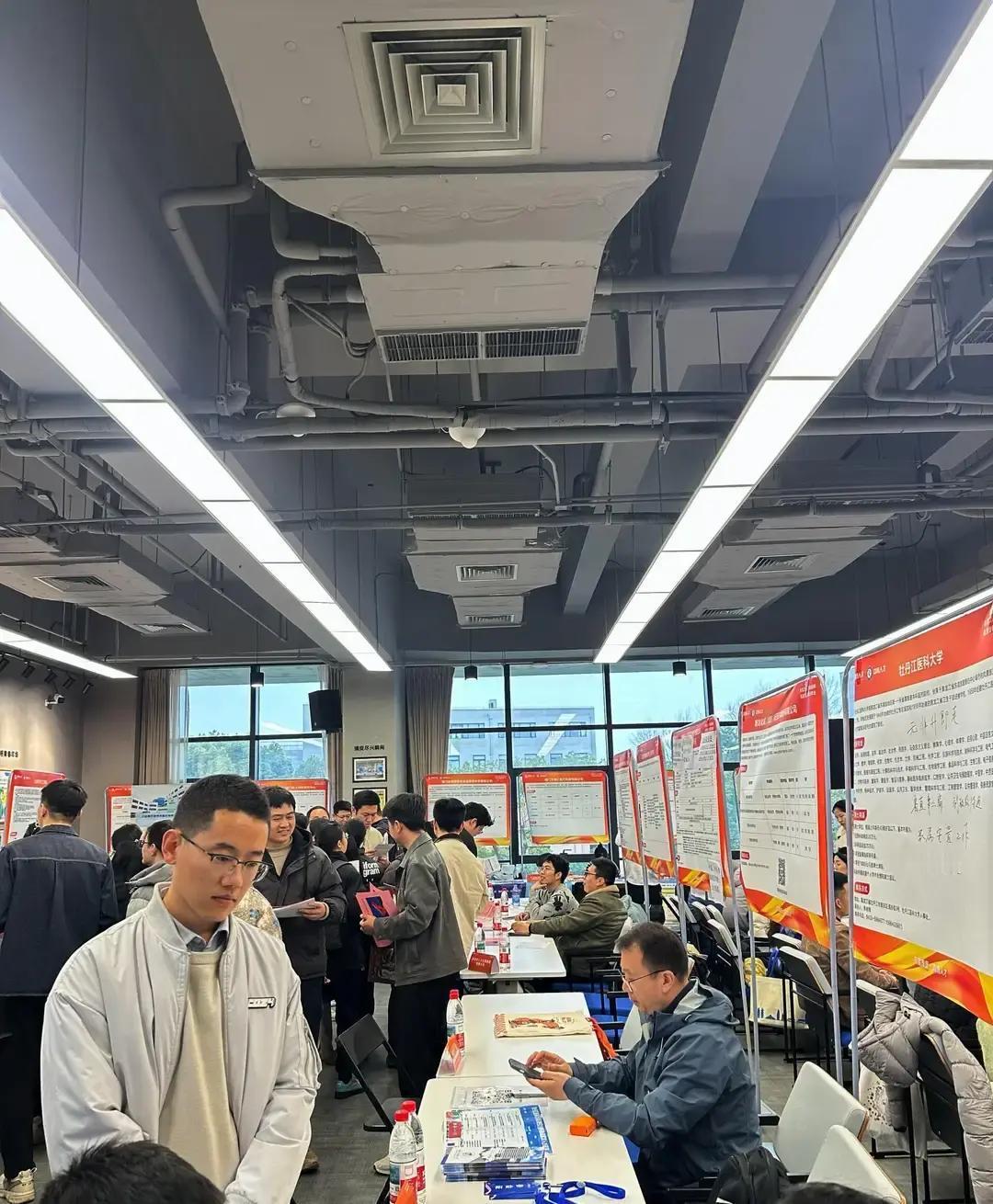 普通人如果不打工，有这16个工作可以做：1、第一条，快递员，月收入5000到8000元。2、第二条，