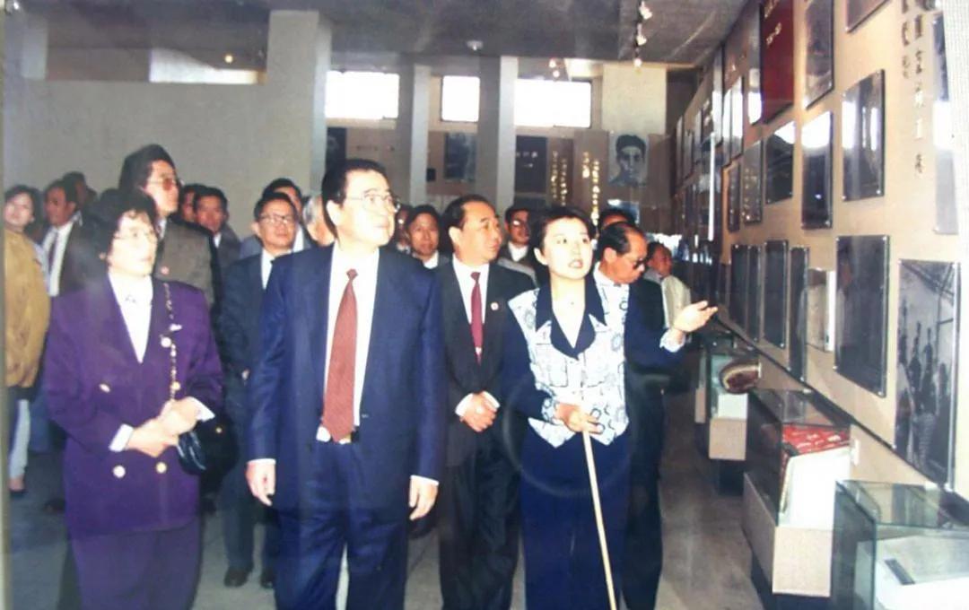 1994年，李鹏和夫人朱琳在原江苏省委书记陈焕友的陪同下，前往淮安瞻仰周恩来总理
