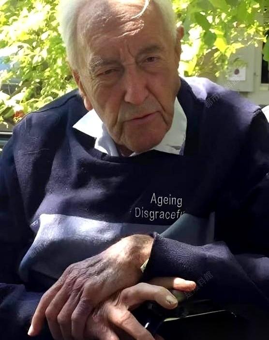 104岁的植物学家大卫·古德尔，在瑞士按下安乐死注射钮的30秒后，突然冒出了一句