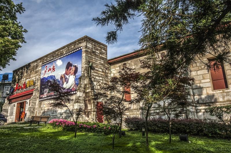 近日，一则关于3名印度游客在庐山景区“泡澡”的视频在网络上广泛传播，引发了公众的