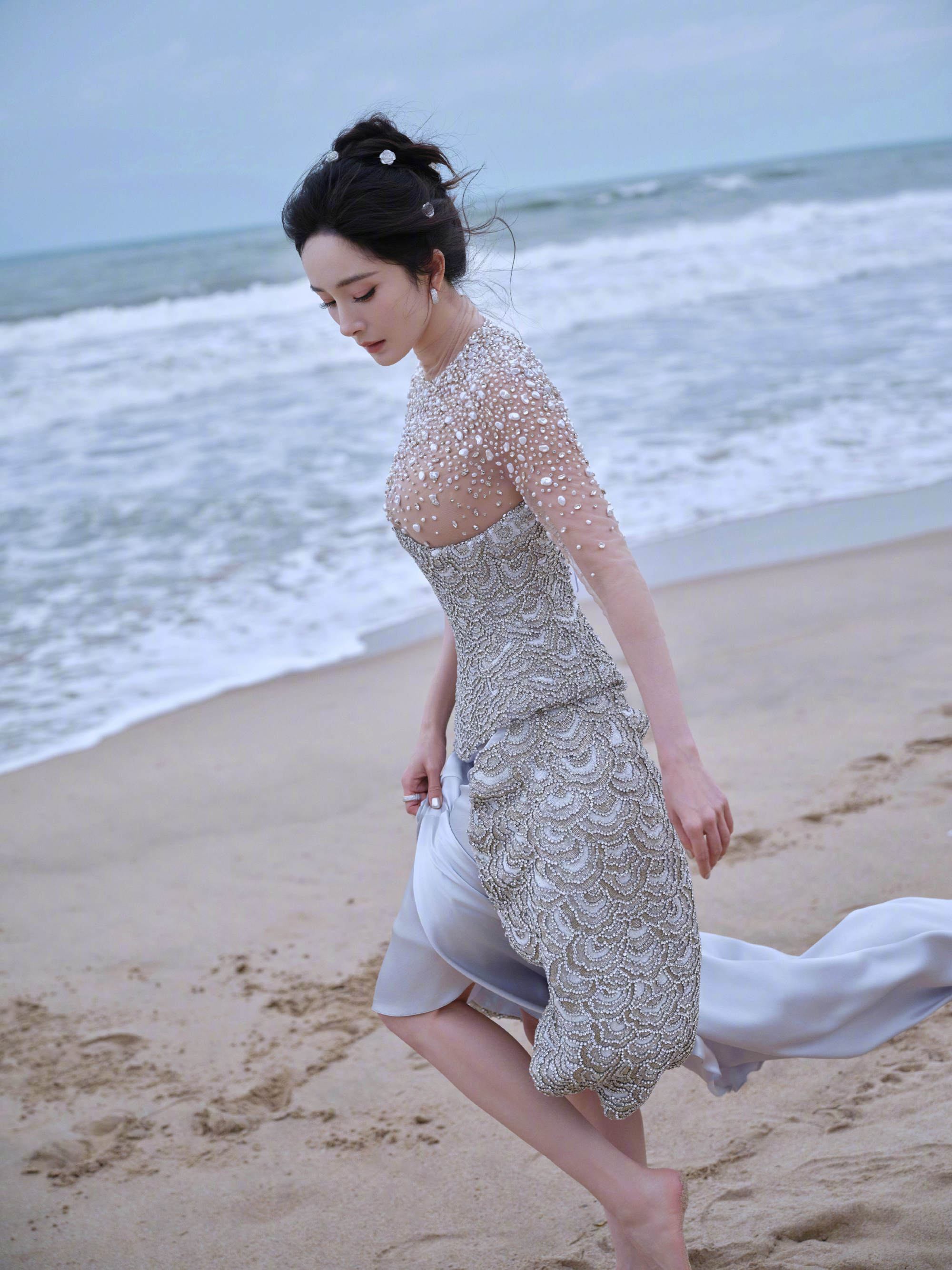 杨幂脚踩cl红底的女帝！
