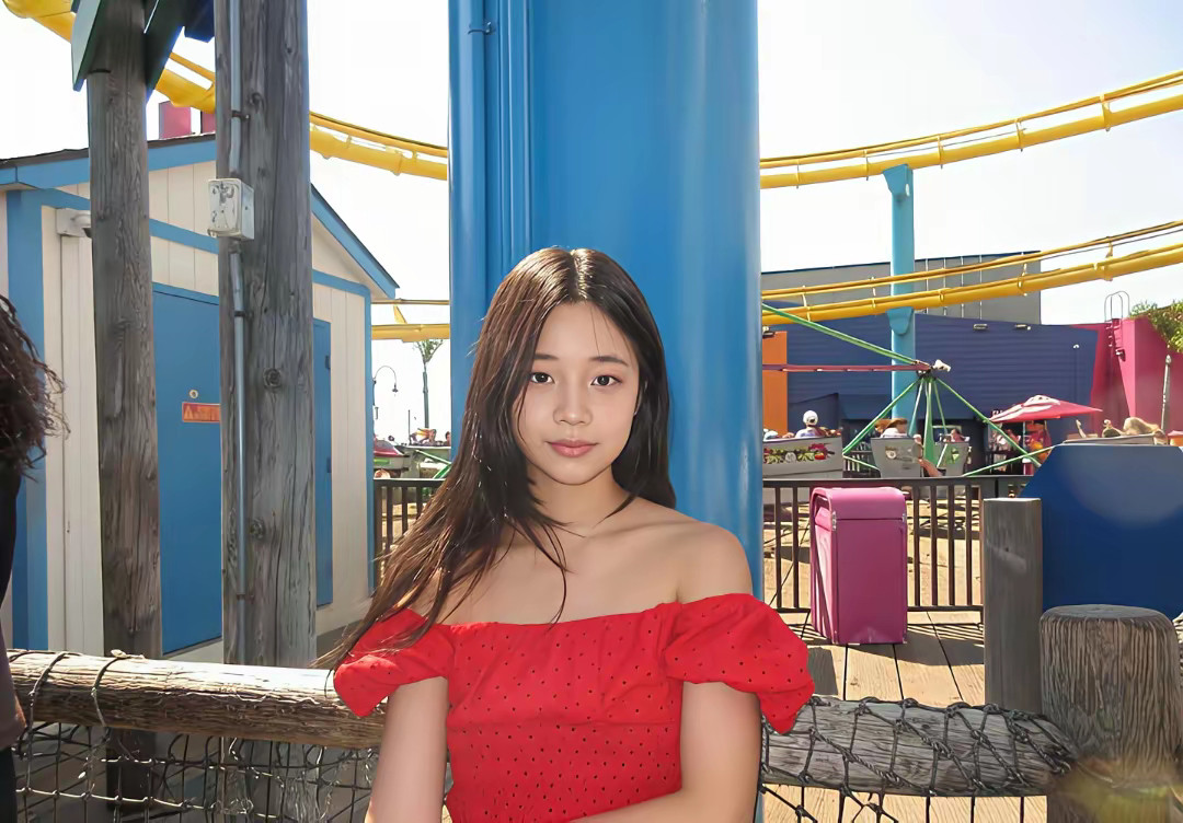 小S三女儿和同学出国度假，她现在13岁，打扮很成熟，比小时候漂亮了好多。​​​