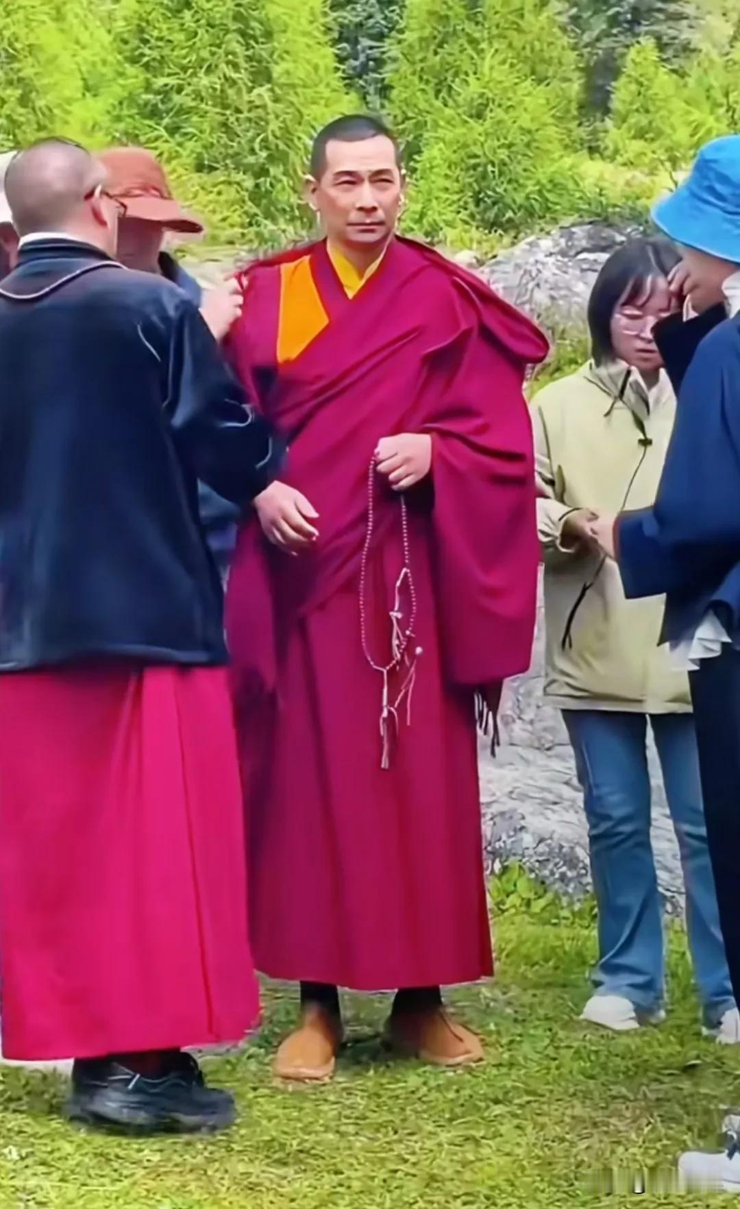 赵文卓现身川西拍新电影，他为了新角色，剪了寸头，穿上了藏袍，手上拿着佛珠，神情严