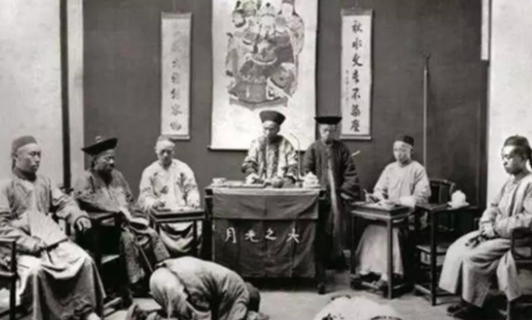 1884年，东北一个土财主翟彪为了霸占田地，残忍打死了农户，结果农户的妻子不哭不