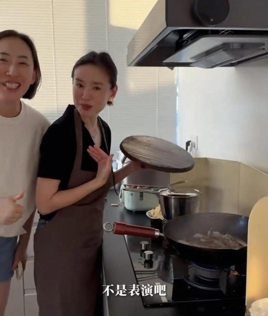 董洁在朋友家聚会，46岁颜值再次回春