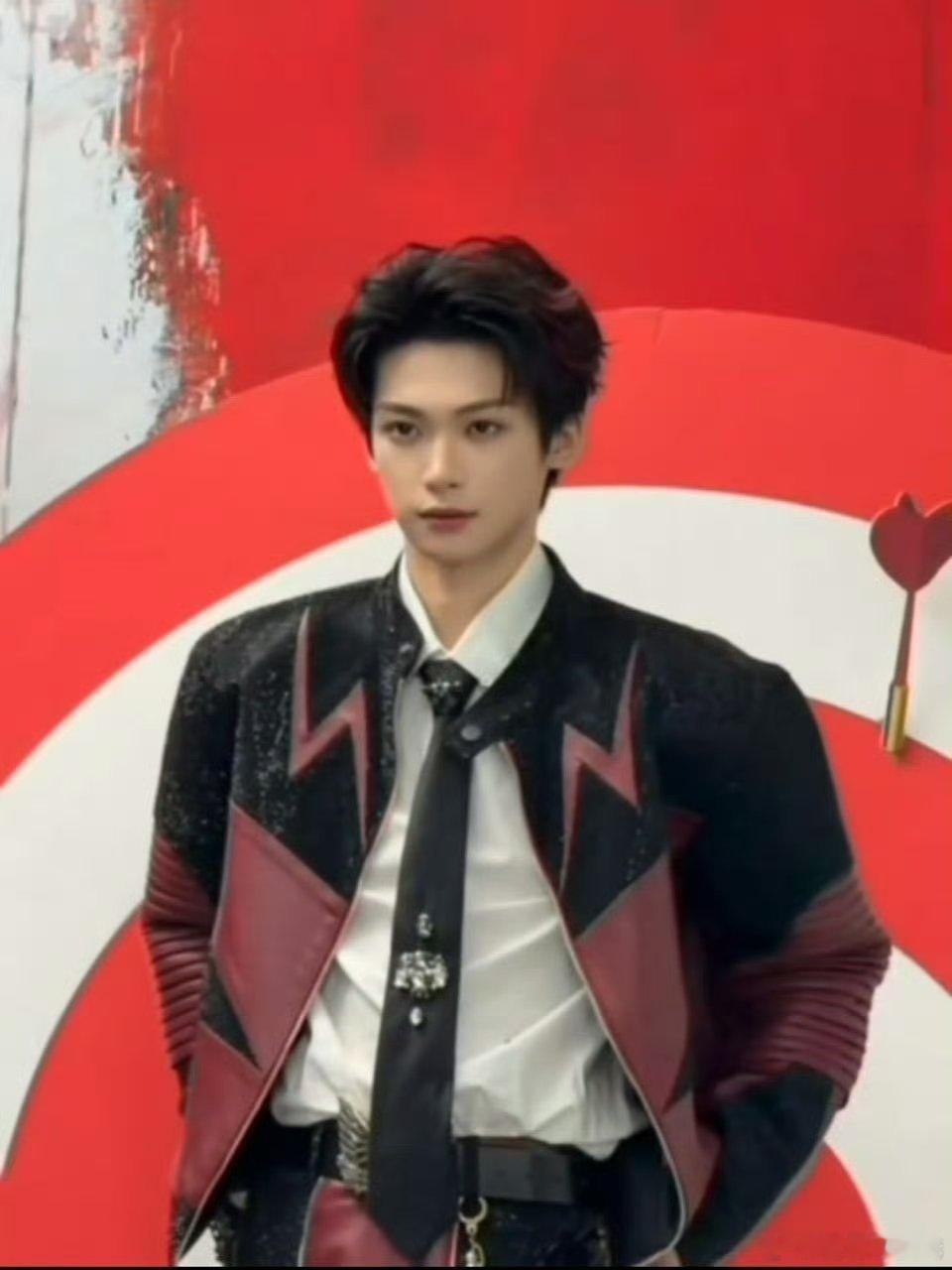 梓渝红发挑染帅的有点太超过了好期待梓渝音乐节唱跳舞台[期