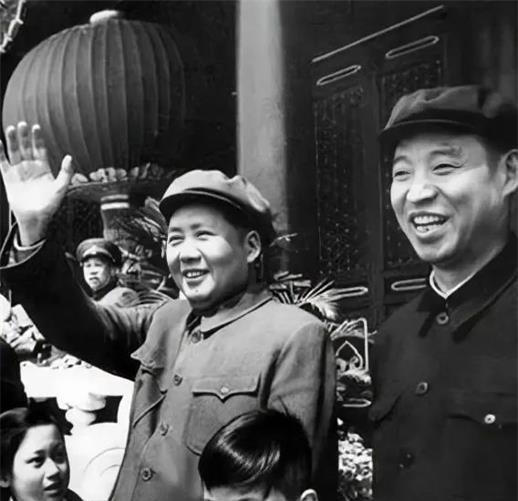 开国大典前夕，周总理问毛主席：“礼炮应当鸣几响呢？”按照当时国际惯例通常21响，
