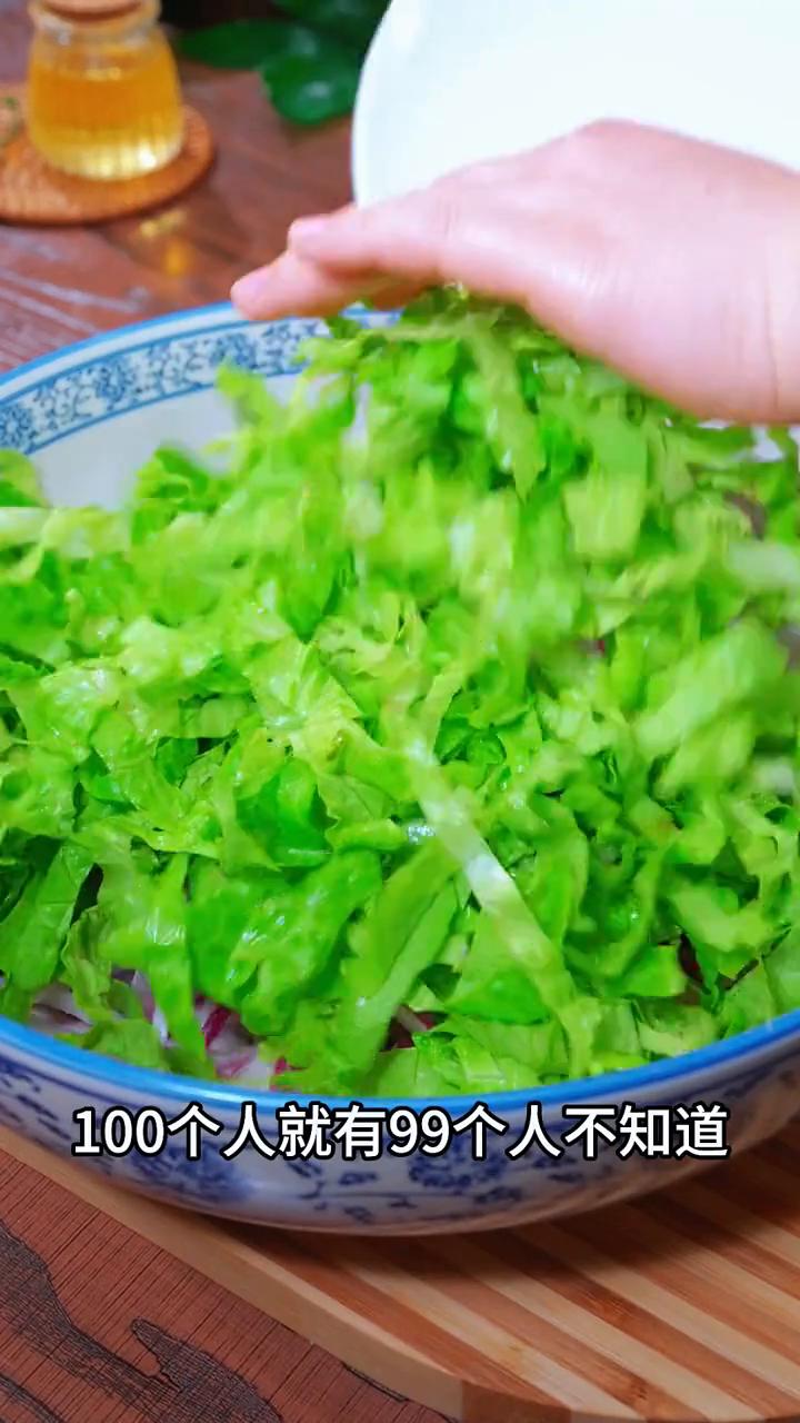 生菜拌洋葱。100个人就有99个人不知道生菜和洋葱搭配在一起竟然能这么好吃，解