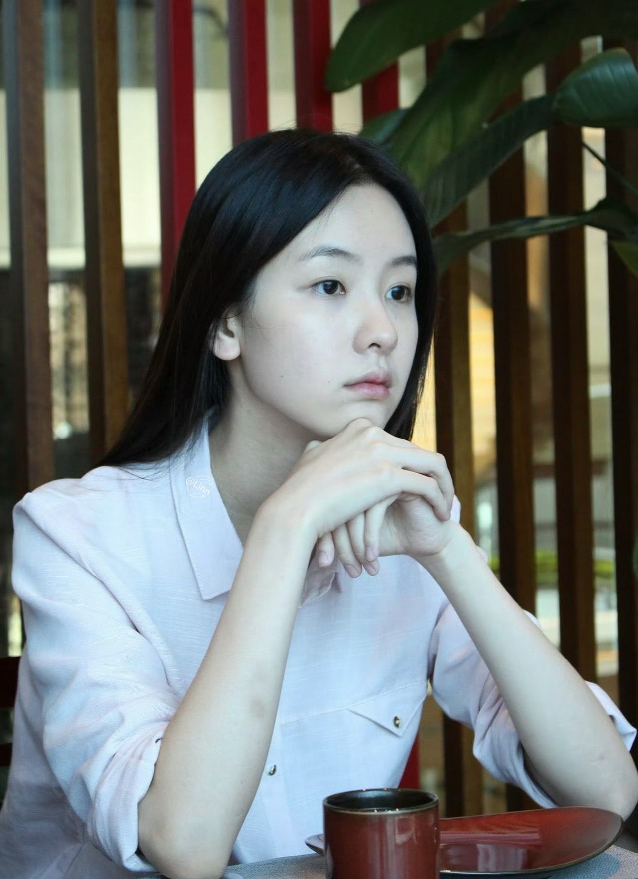 素净一张脸收敛了眉眼…陈都灵素颜的冲击力，完全不逊色于妆后啊…​​​