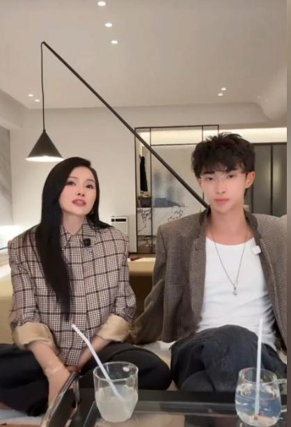 伊能静和庾澄庆离婚后，伊能静在采访中夸前夫，儿子面前夸孩子爸爸，说最多就是感谢前