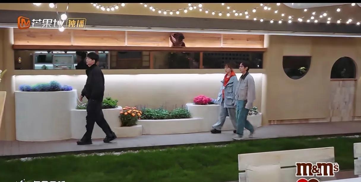 何炅，吴昕就是不给钱，杨迪急得团团转，何炅硬扛。吴昕一来，何炅就让吴昕好