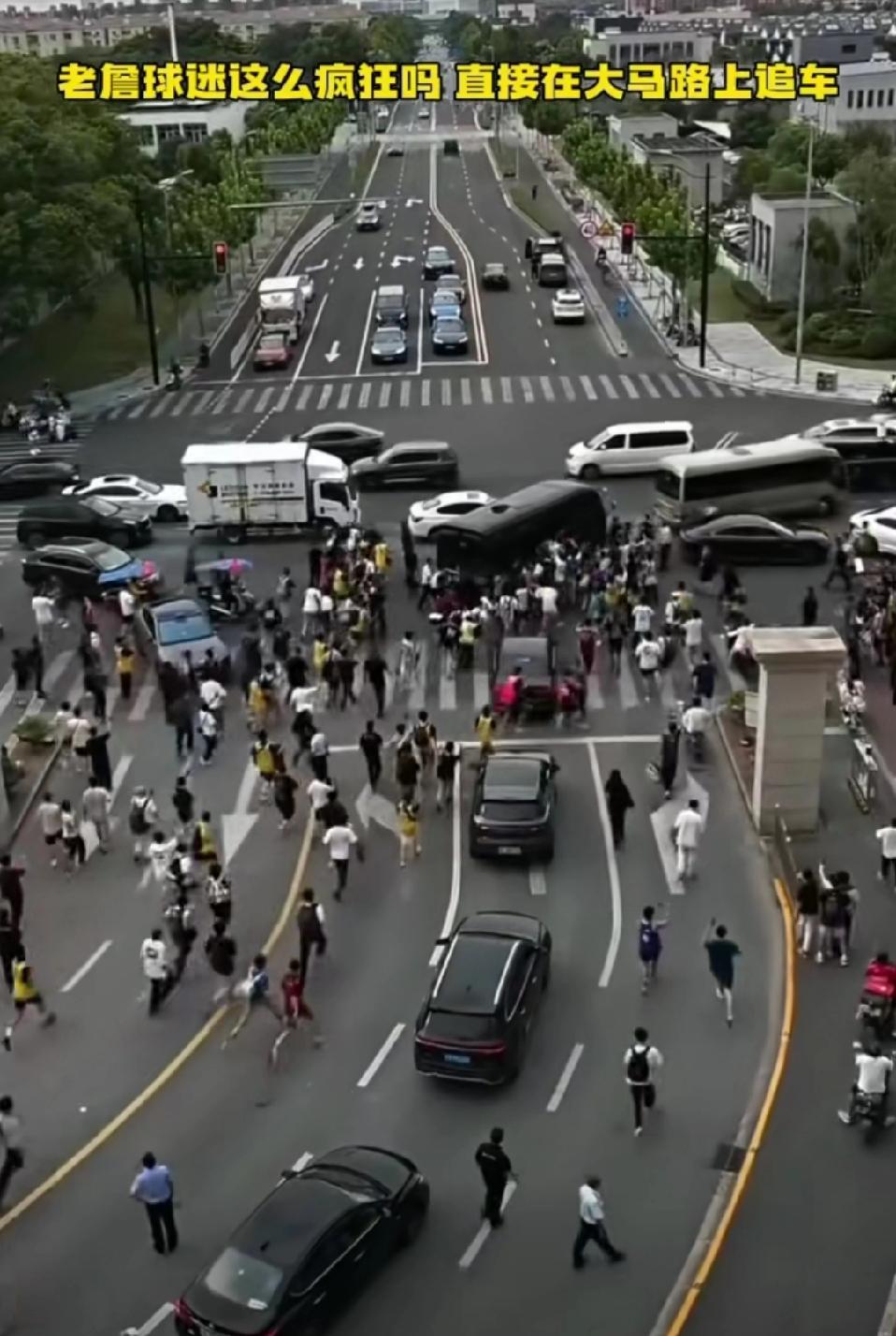 老詹这次中国行，人气怎么样我不知道，但是球迷是真的很疯狂。先是老詹落地上海的时