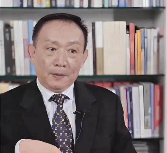 卢麒元这词造得太解气了！他说现在金融圈里藏着的一批身居高位的“金融洋奴”——张口