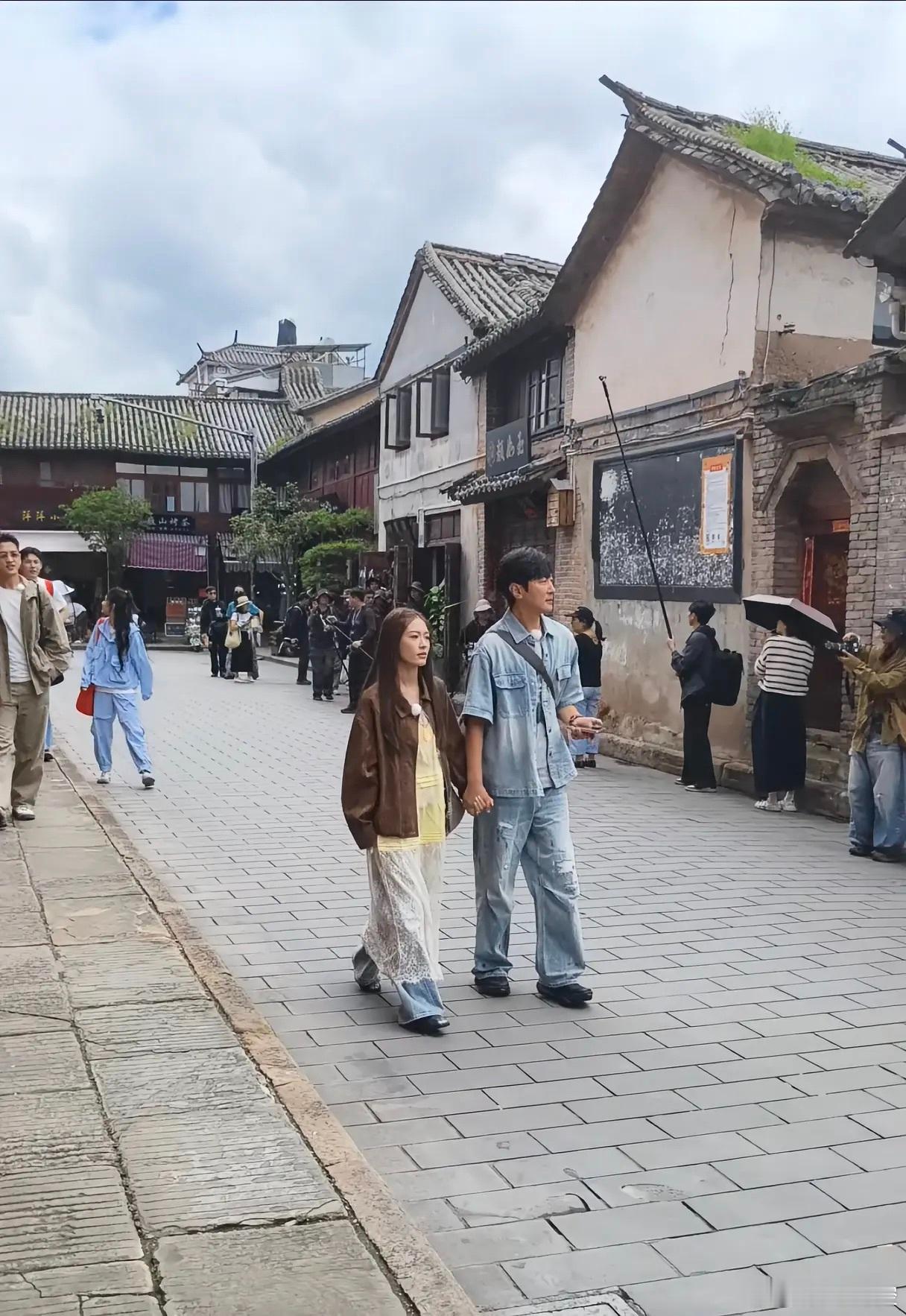 疑似高梓淇新恋情曝高梓淇恋情偶遇画面流传网络，疑似高梓淇新恋情引发热议，曝高梓淇