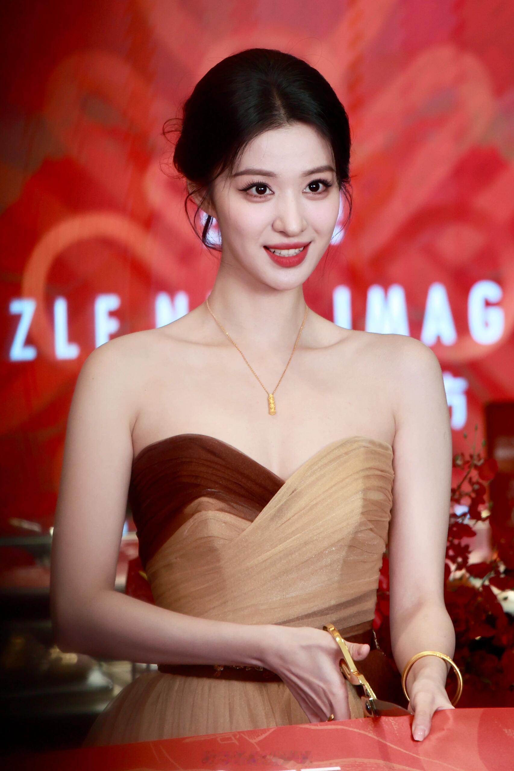 王楚然剧宣送黄金王楚然周六福线下生图📷欢迎来看新剧《成何体统》