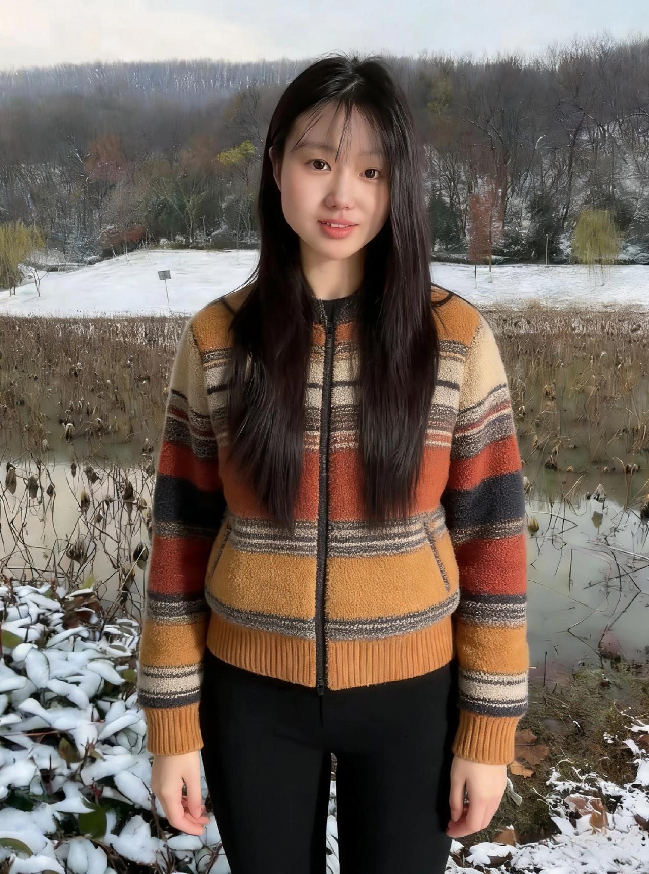 寒塘残荷覆雪轻，遥岑如墨暮云平。焦糖裁袂融霜色，乌发垂肩映月明。立向树前迎碎