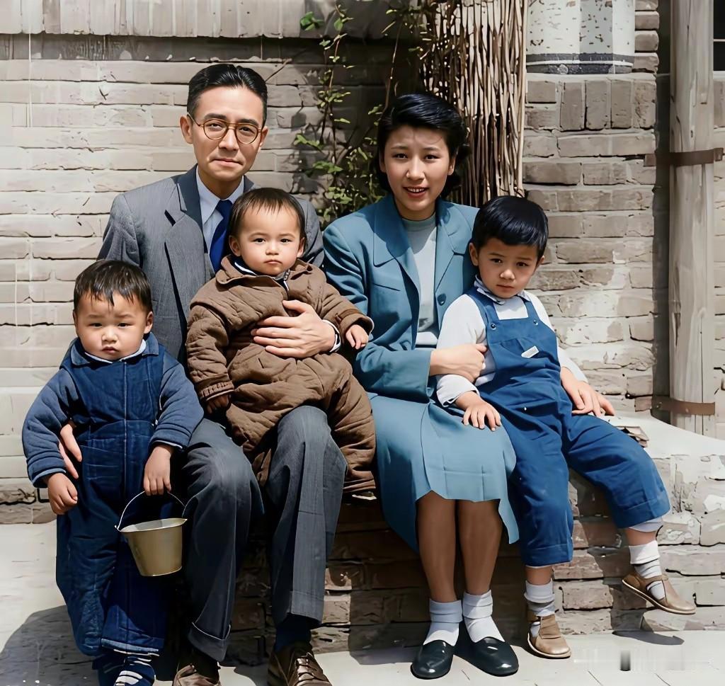 1960年，北京，建筑大师梁思成和儿媳周如枚、孙辈拍下这张珍贵全家福。镜头下，梁