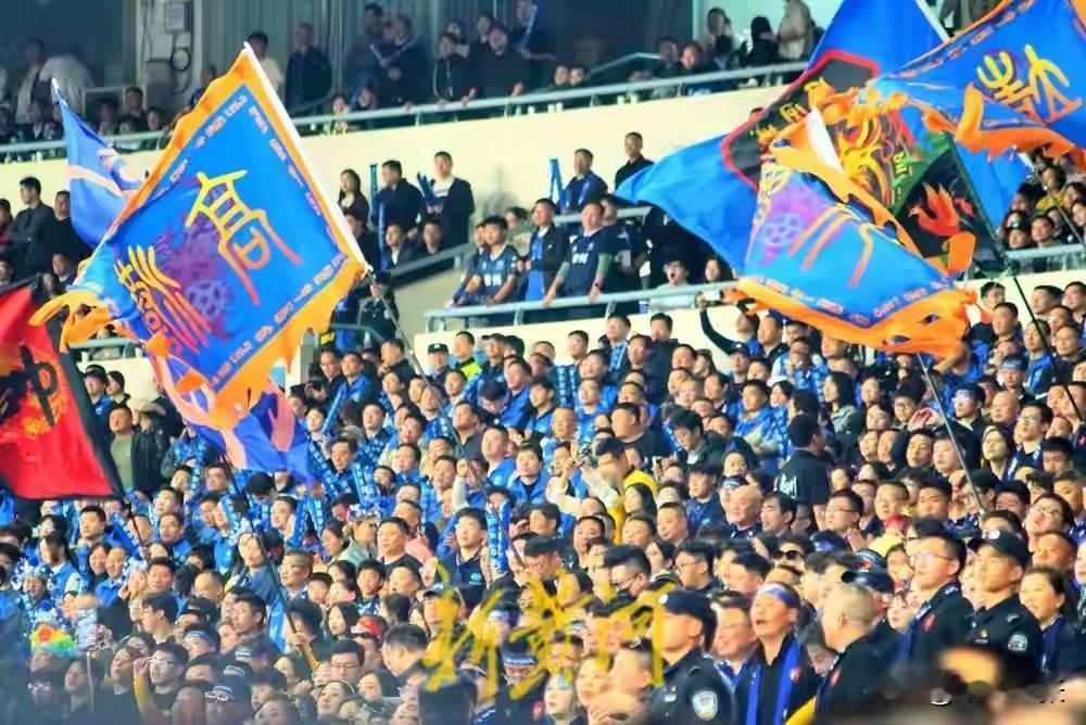 泰州夺首届苏超杯11月1日晚，江苏省城市足球联赛总决赛于南京奥体中心绿茵场火热开