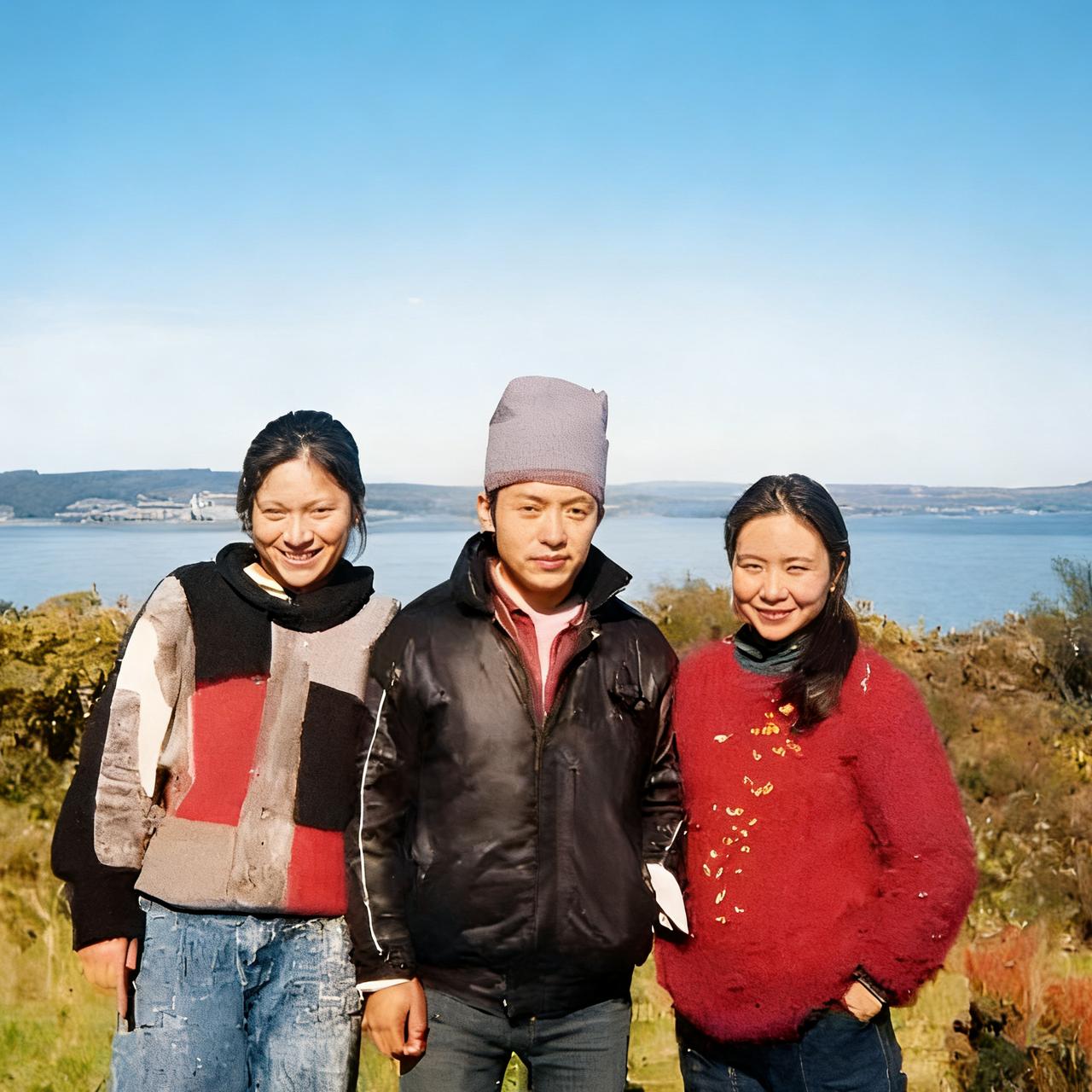 90年代，诗人顾城、谢烨、李英，一张罕见的合影，我们会发现不管在什么时候拍照，顾