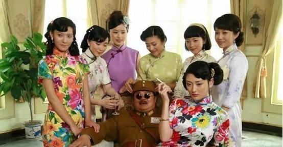 解放后，川军名将范绍增将七个妻子叫到身边，因为一夫一妻制，七个当中，只能留一个，