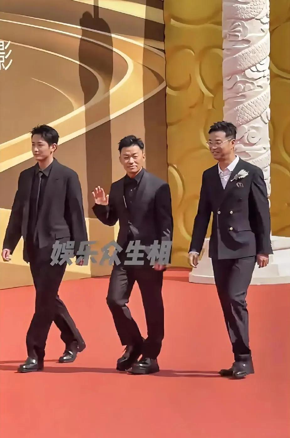 王宝强，还是介意了。这内增高恐怕有9公分吧？其实根本没必要，他事业上达到的高