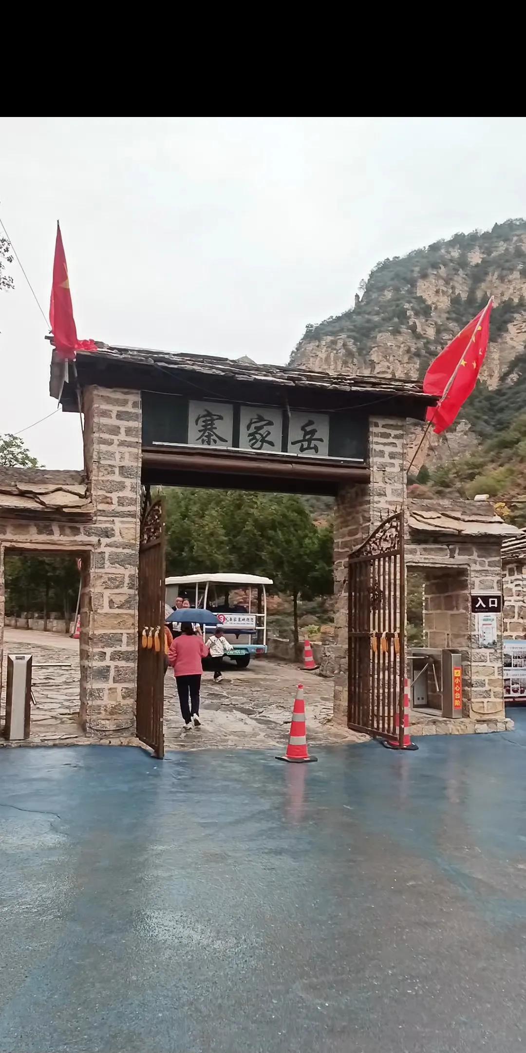 都说钱难挣，但是今年国庆节我们发现旅游的人越来越多，各大景区爆满，高速公路堵车，