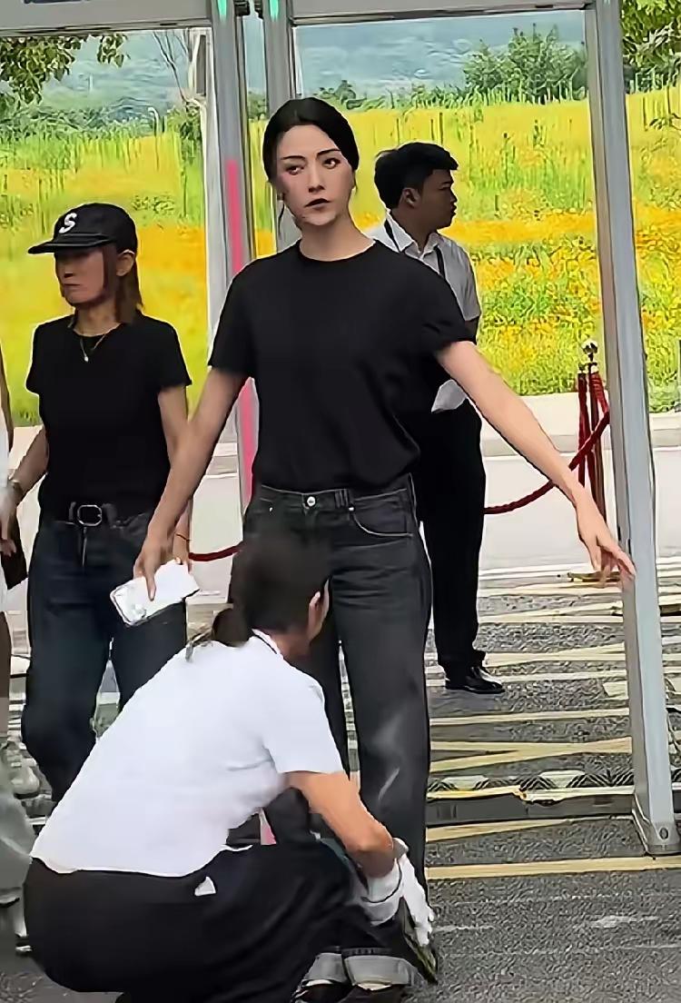 霍家少年们眼光真好，郭晶晶优秀，这位比郭晶晶更漂亮更优秀，霍家真是人生赢家