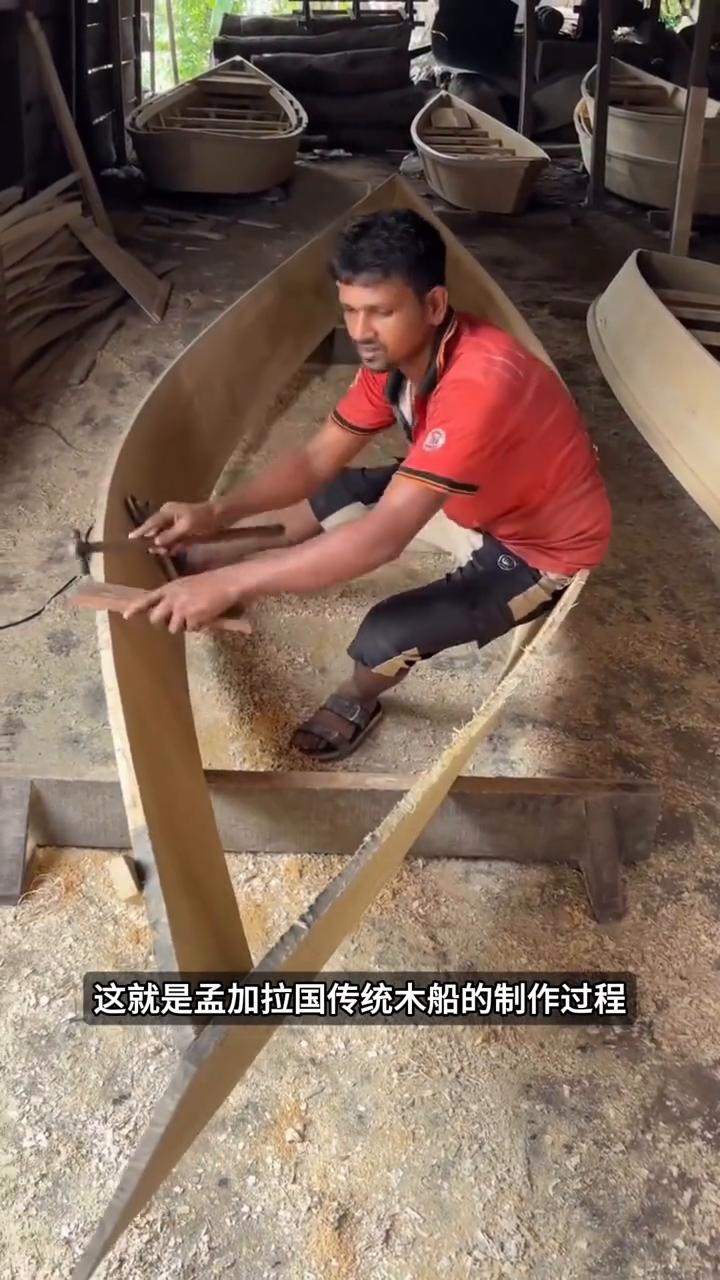 传统造船工艺。大家注意看，这就是孟加拉国传统木船的制作过程，看着简单，其实每一