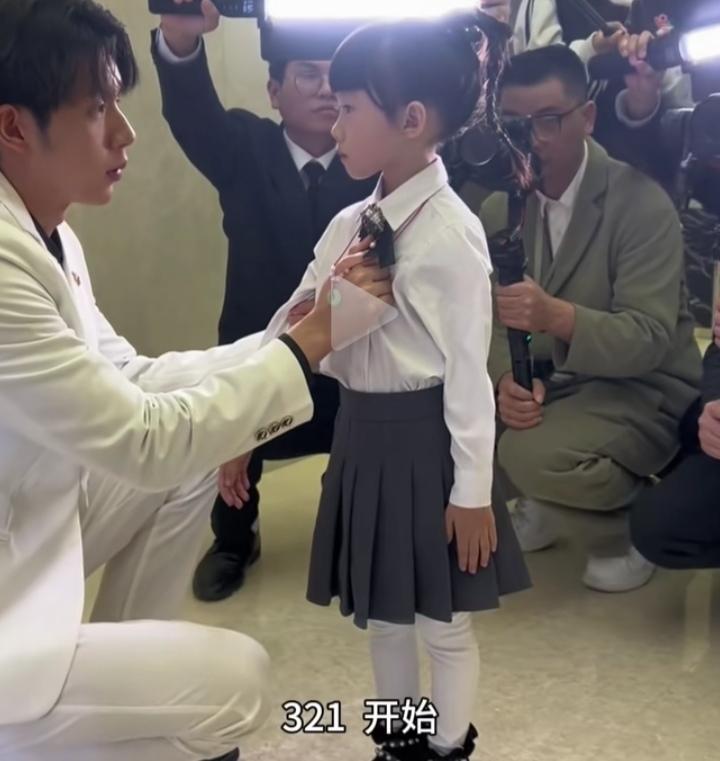 刷到一个短剧拍摄现场的视频，我终于明白了短剧演员和长剧演技的区别了。短剧之所以