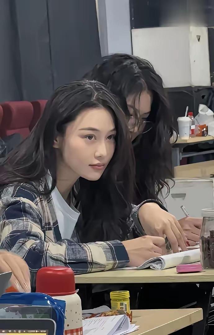这才是真正的美女啊！离开滤镜还美的这么惊心动魄你们认出她是谁了吗？