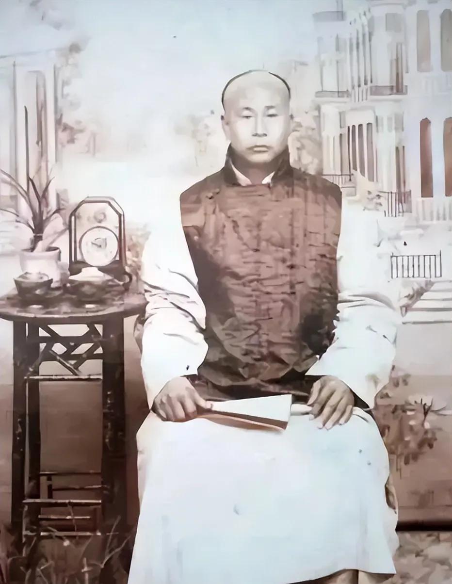 1989年，天津那边打算给霍元甲大侠挪坟。等那口厚实的红漆楠木棺材慢慢被撬开，守