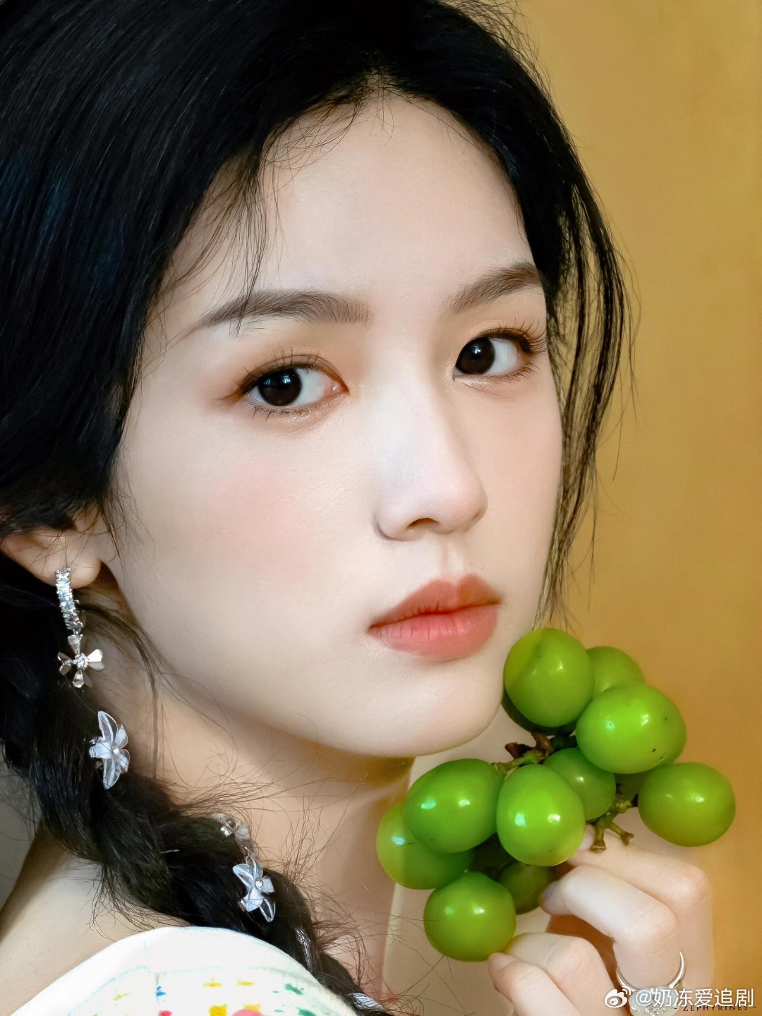 周也美女就是要怼脸看，谁懂这种脸的含金量啊，美晕了周也｜​​​