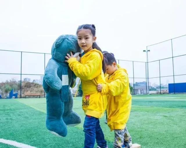 01有一个前女同事，跟我住同一个小区。她离婚了，女儿归她，今年9岁。自打离婚，男