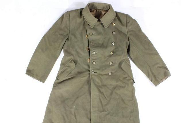 1939年，八路军营长缴获一件日军大衣，觉得材质不错，便送给杨成武。谁料，杨成武