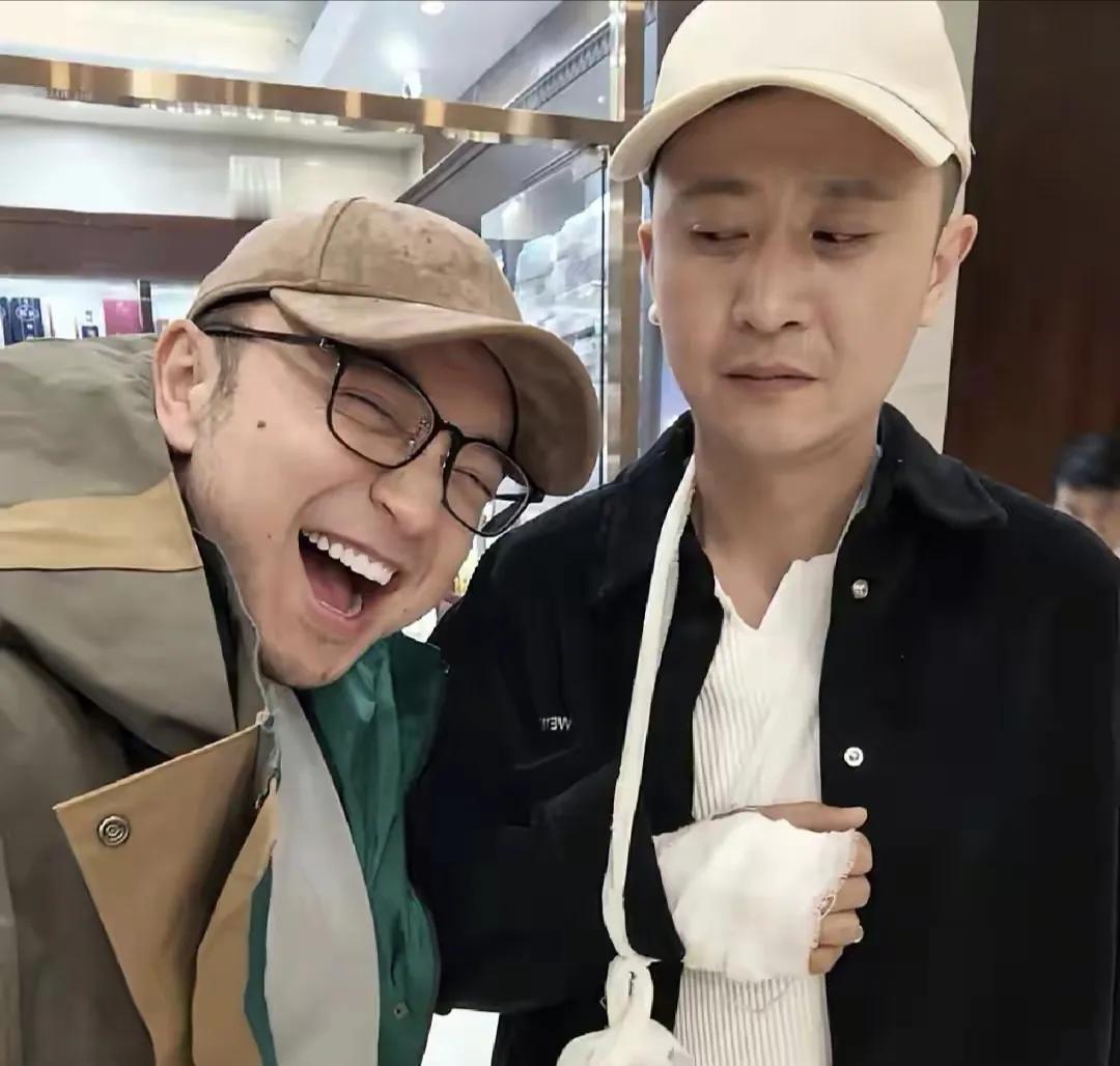 杨帆太“倒霉”被自家咬伤，好兄弟尼格买提上门探望有些幸灾乐祸央视主持人杨帆最近